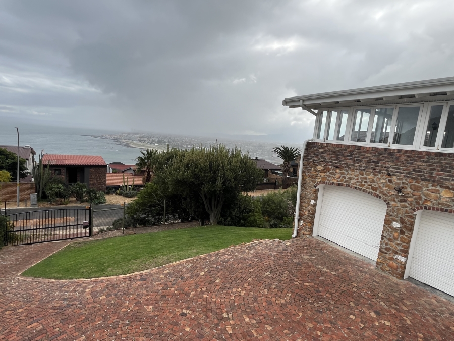 To Let 3 Bedroom Property for Rent in Mountainside Western Cape